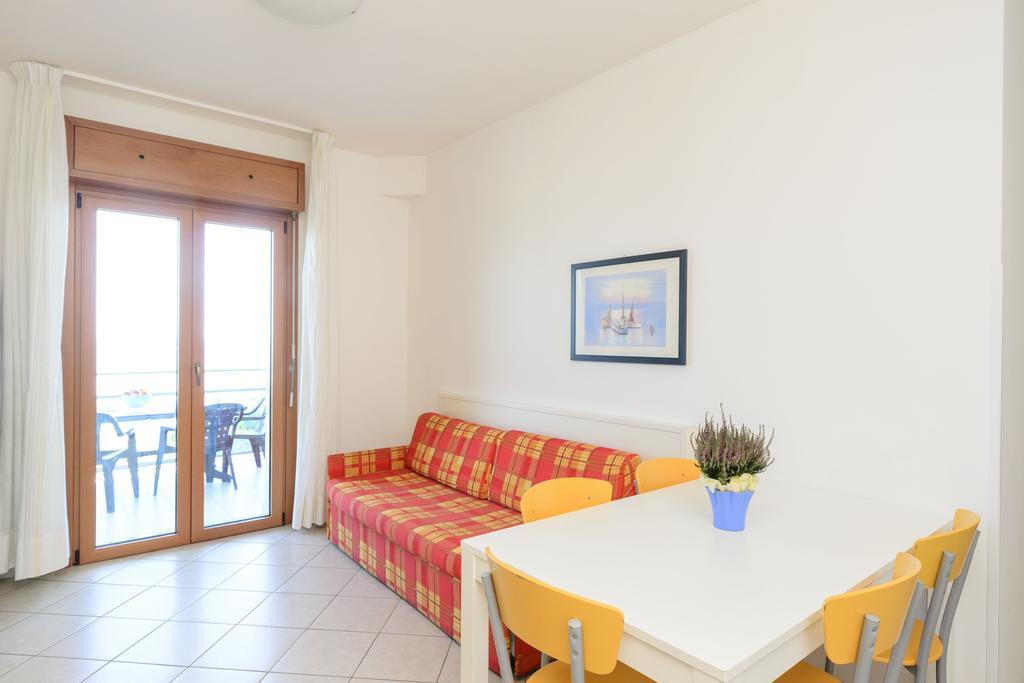 Sunbeach Apartments Lignano Sabbiadoro Buitenkant foto