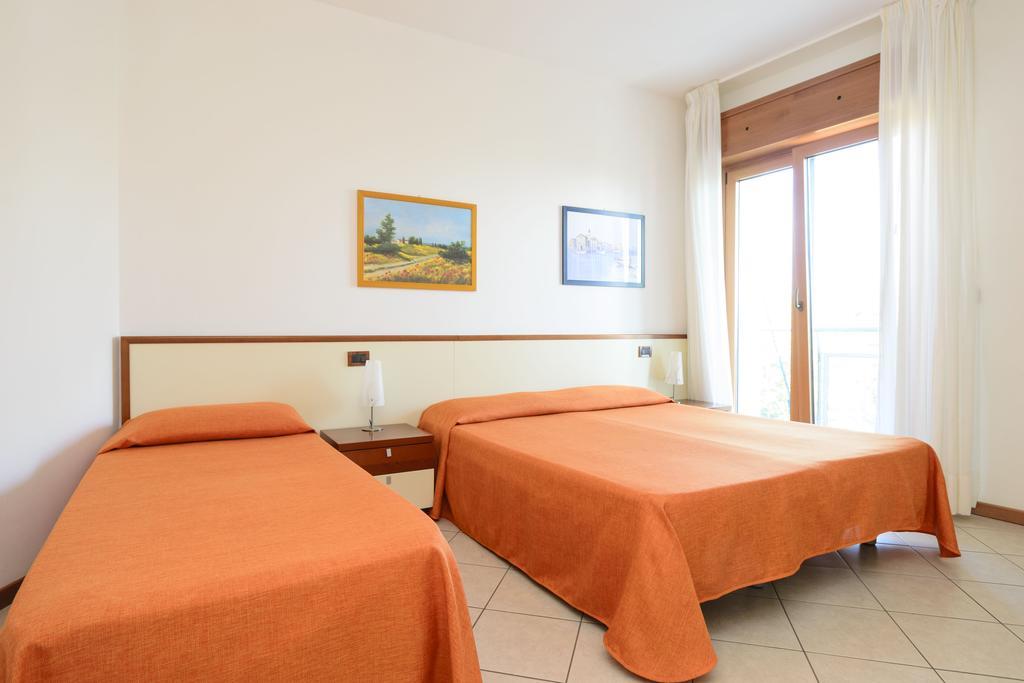Sunbeach Apartments Lignano Sabbiadoro Buitenkant foto