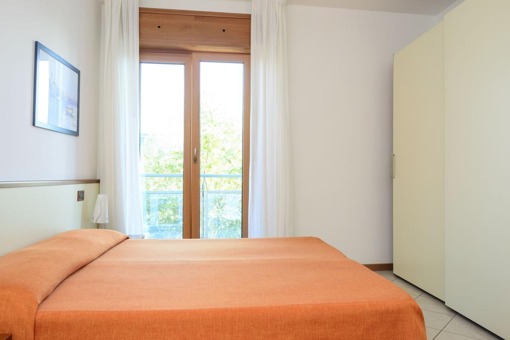 Sunbeach Apartments Lignano Sabbiadoro Buitenkant foto